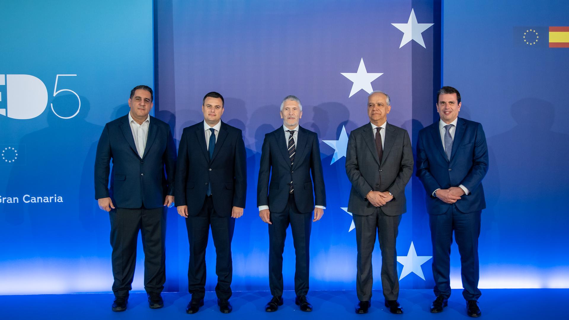 Minister aus fünf Mittelmeer-Anrainerstaaten stehen nebeneinader aufgereit für ein Gruppenfoto. Im Hintergrund sind fünf goldene Europa-Sterne auf einem blauen Hintergrund zu sehem.
