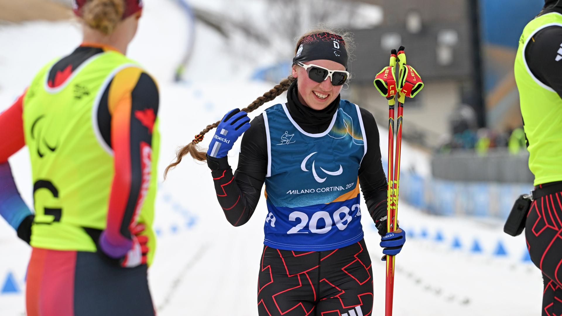 Tesero: Leonie Walter aus Deutschland im Ziel bei den Paralympics im Para Langlauf im Tesero Cross-Country Skiing Stadium