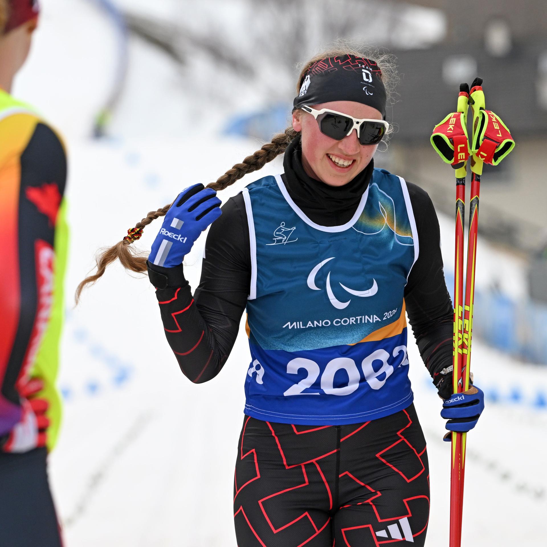 Tesero: Leonie Walter aus Deutschland im Ziel bei den Paralympics im Para Langlauf im Tesero Cross-Country Skiing Stadium