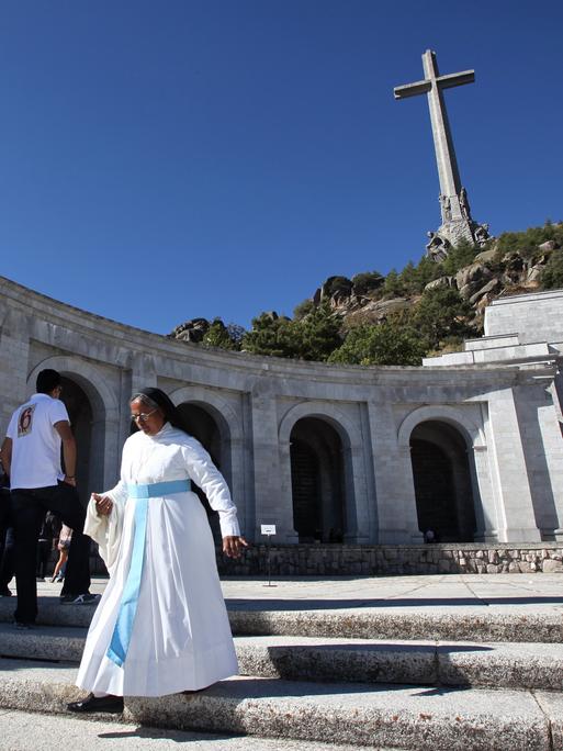 Besucher besichtigen am spanischen Nationalfeiertag (12.10.2011) das Tal der Gefallenen (Valle de los Caidos) nahe Madrid.