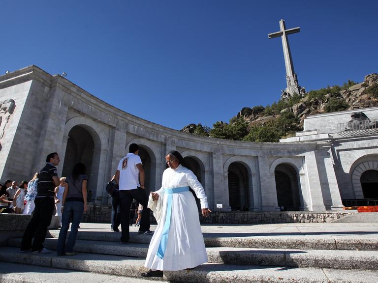 Besucher besichtigen am spanischen Nationalfeiertag (12.10.2011) das Tal der Gefallenen (Valle de los Caidos) nahe Madrid.