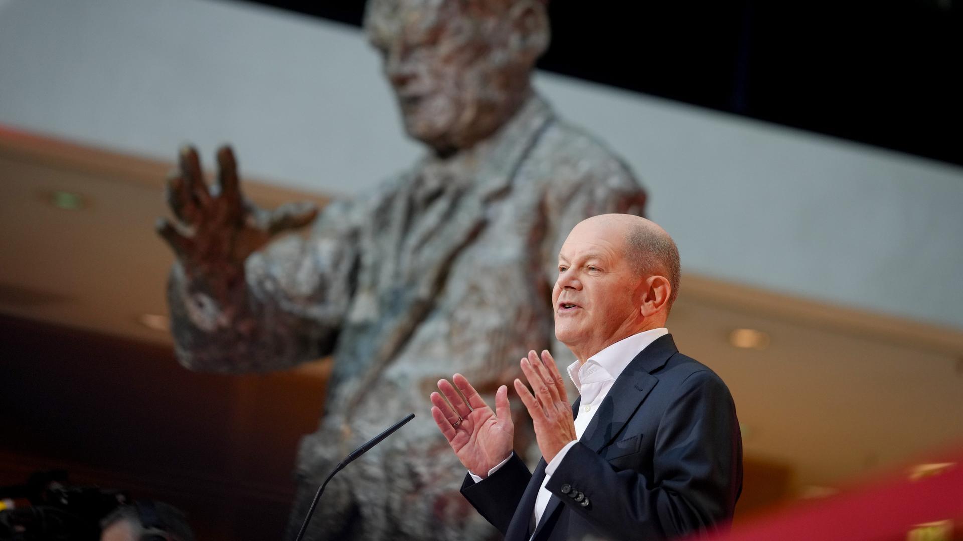 Bundeskanzler Olaf Scholz (SPD) spricht bei der sogenannten "Wahlsiegkonferenz" der SPD. Mit der Konferenz startet die SPD in den Wahlkampf zu den vorgezogenen Bundestagswahlen 2025.