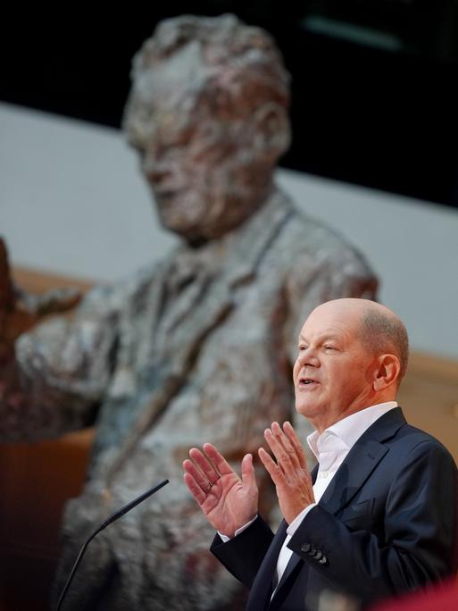 Bundeskanzler Olaf Scholz (SPD) spricht bei der sogenannten "Wahlsiegkonferenz" der SPD. Mit der Konferenz startet die SPD in den Wahlkampf zu den vorgezogenen Bundestagswahlen 2025.