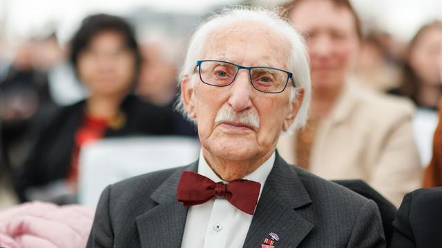 Das Foto zeigt Leon Weintraub, der den Holocaust überlebt hat.