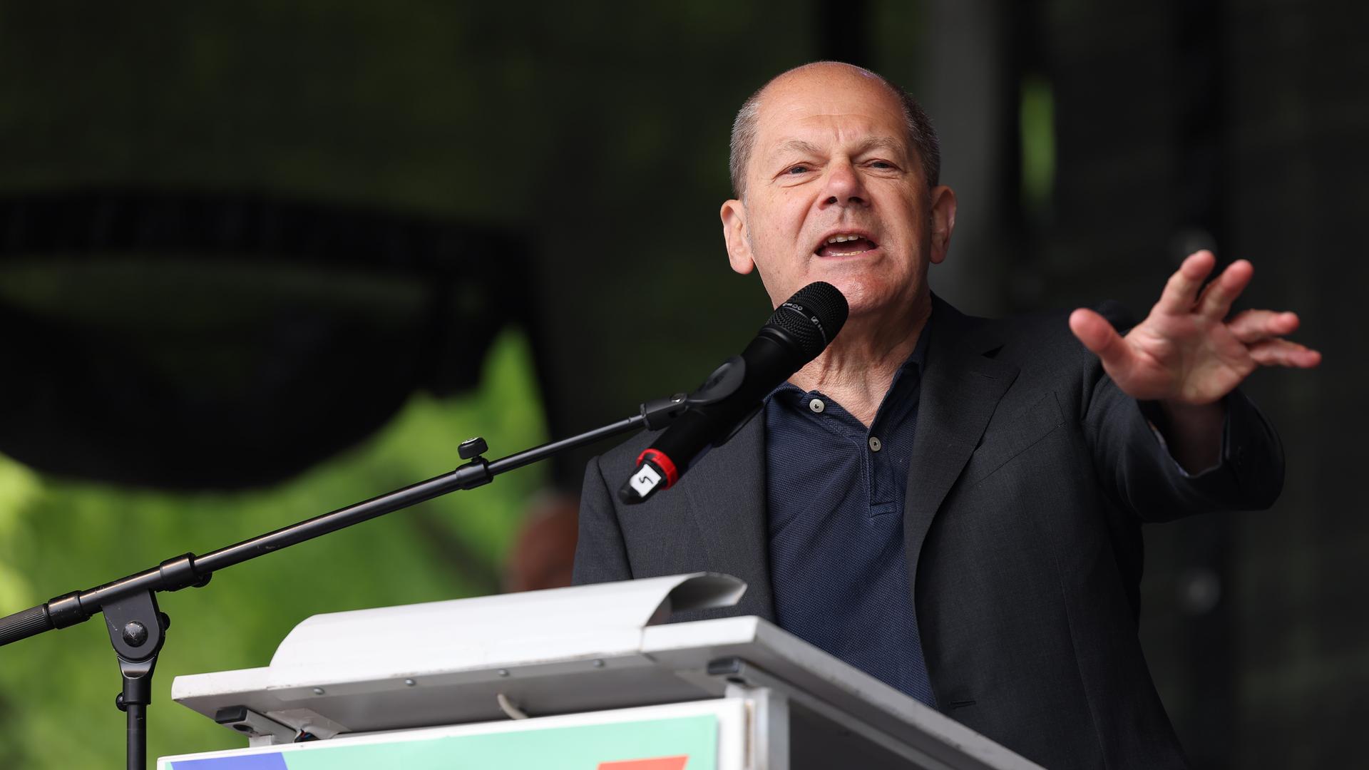 Bundeskanzler Olaf Scholz (SPD) redet bei der 1. Mai-Kundgebung des Deutschen Gewerkschaftsbunds (DGB) zum Tag der Arbeit. Bundeskanzler Olaf Scholz (SPD) redet bei der 1. Mai-Kundgebung des Deutschen Gewerkschaftsbunds (DGB) zum Tag der Arbeit.