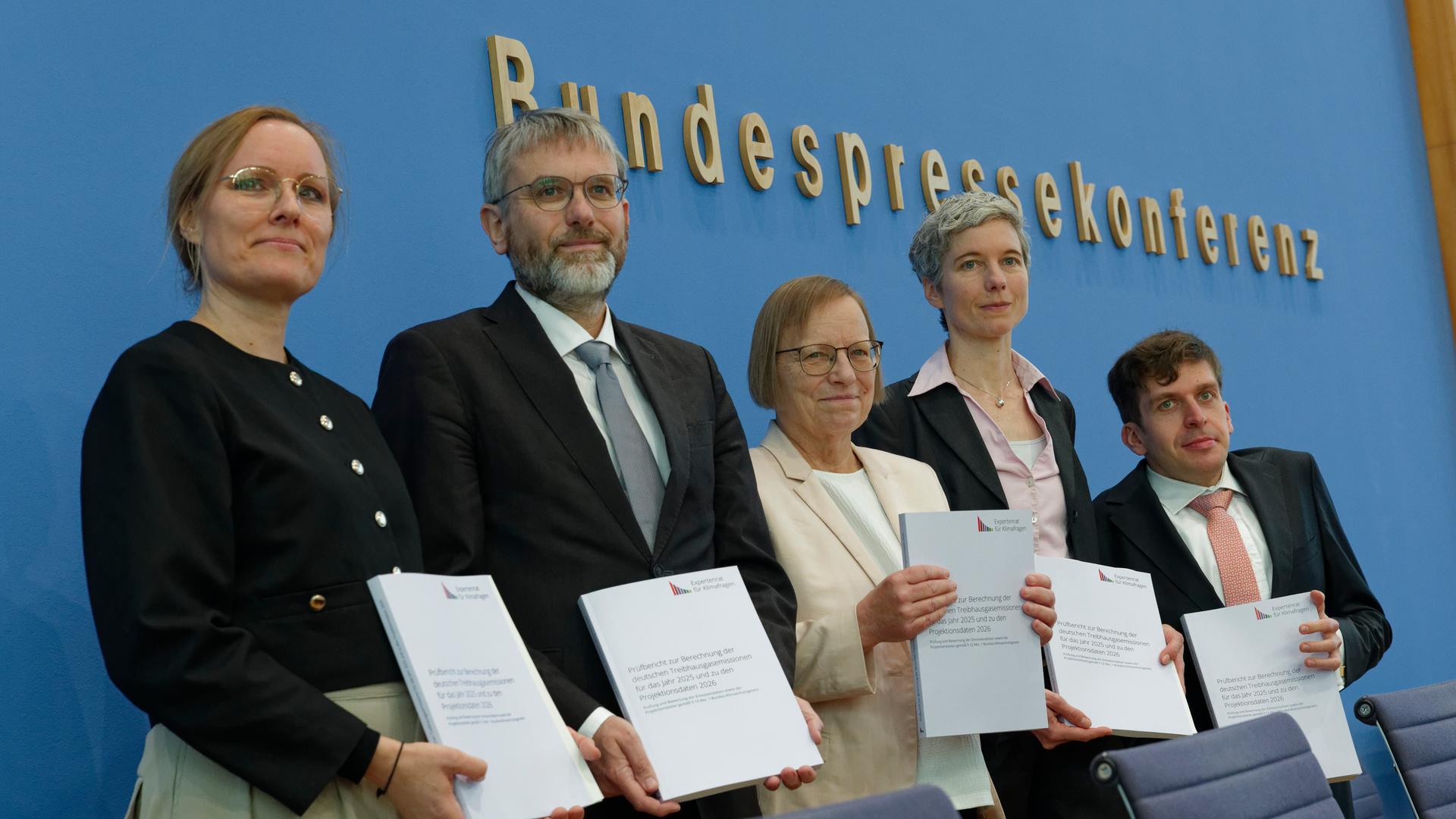 Mehrere Frauen und Männer stehen in der Bundespressekonferenz und halten ein Gutachten in der Hand. Der Expertenrat für Klimafragen kritisiert die Bundesregierung in seinem neuen Gutachten. Mehrere Frauen und Männer stehen in der Bundespressekonferenz und halten ein Gutachten in der Hand. Der Expertenrat für Klimafragen kritisiert die Bundesregierung in seinem neuen Gutachten.