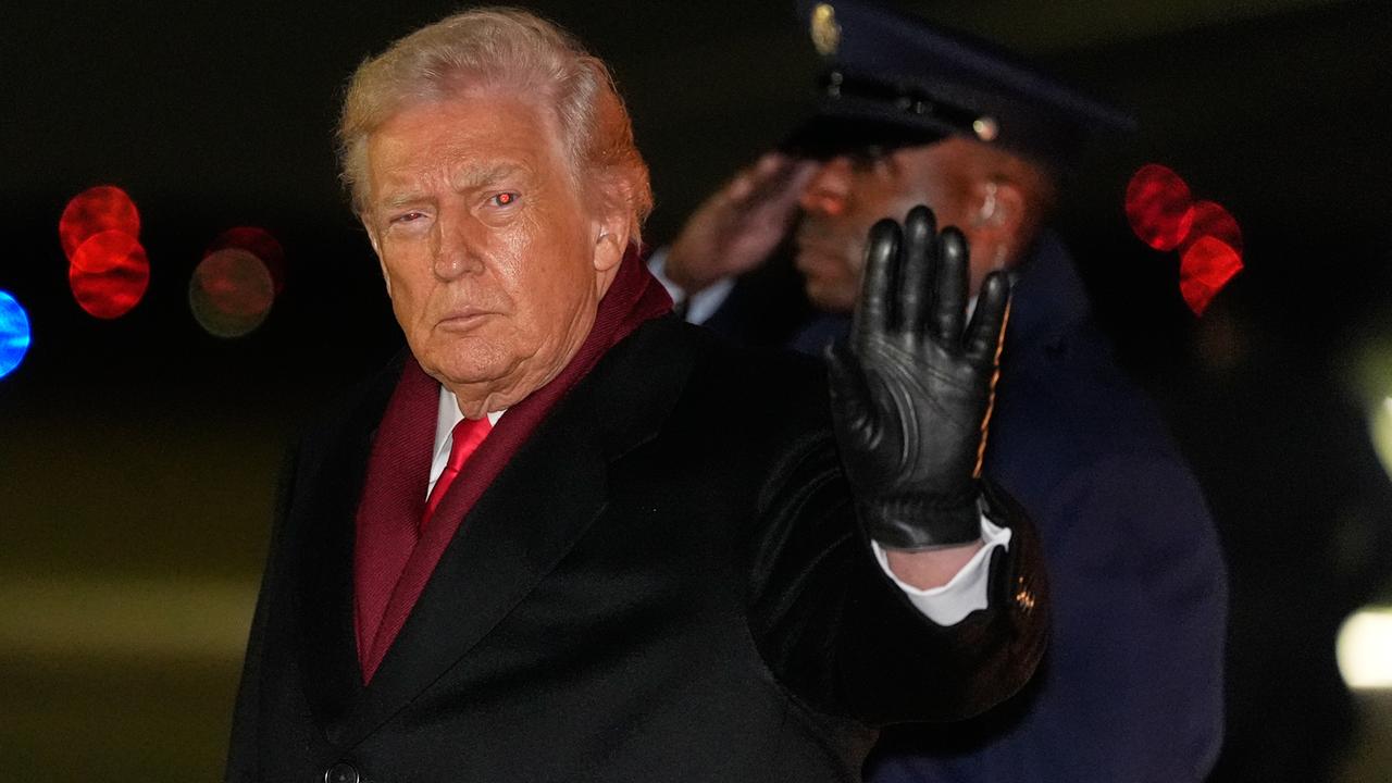 US-Präsident Donald Trump winkt mit einem schwarzen Handschuh US-Präsident Donald Trump winkt mit einem schwarzen Handschuh