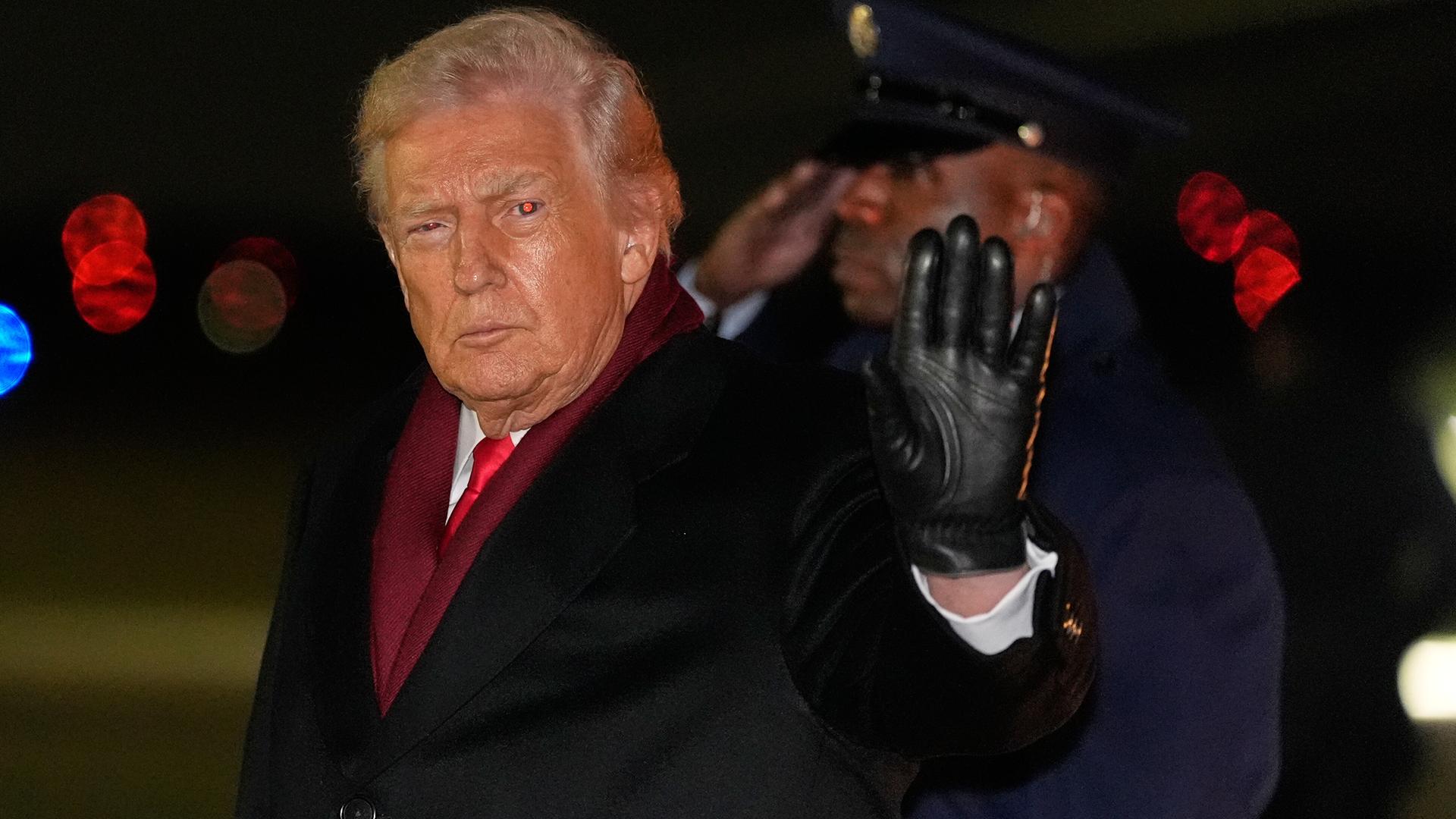 US-Präsident Donald Trump winkt mit einem schwarzen Handschuh US-Präsident Donald Trump winkt mit einem schwarzen Handschuh