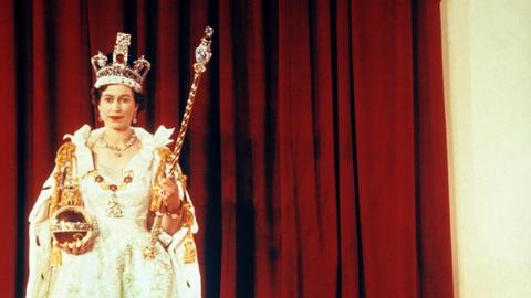 Elizabeth II., die damalige Königin von England posiert am 02.06.1953 in der Westminster Abbey in London mit den Königinsignien, kurz nachdem sie vom Erzbischof von Canterbury zur Königin gekrönt worden war.