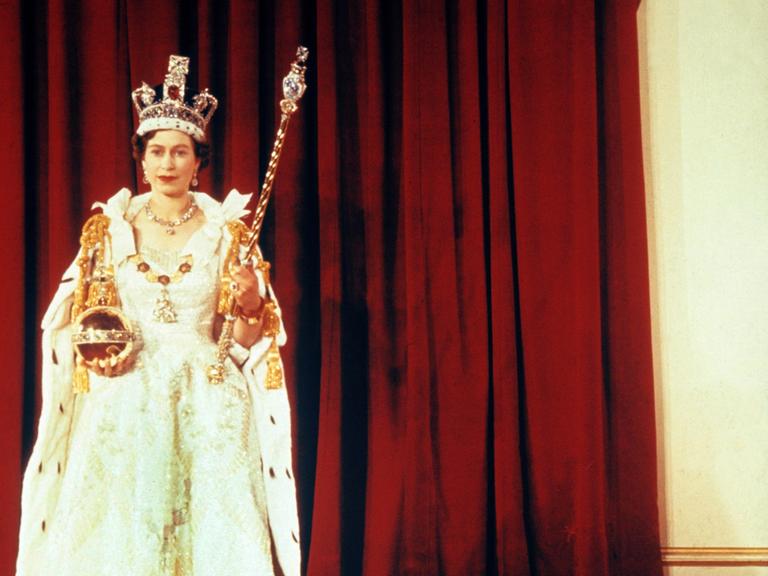Elizabeth II., die damalige Königin von England posiert am 02.06.1953 in der Westminster Abbey in London mit den Königinsignien, kurz nachdem sie vom Erzbischof von Canterbury zur Königin gekrönt worden war.