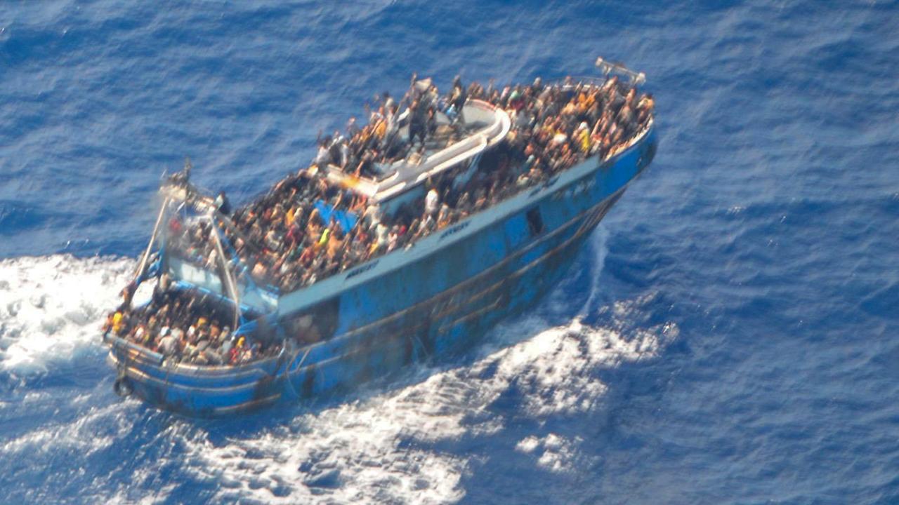 Dieses von der griechischen Küstenwache am 14.06.2023 zur Verfügung gestellte Bild zeigt das Fischerboot, das später vor Südgriechenland kenterte und sank. Dieses von der griechischen Küstenwache am 14.06.2023 zur Verfügung gestellte Bild zeigt das Fischerboot, das später vor Südgriechenland kenterte und sank.
