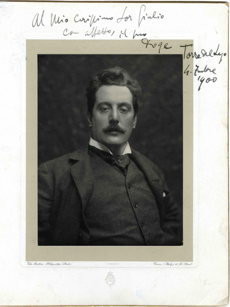Puccini im mittleren Alter, vollem Haar und stolzem Blick auf einer historischen Fotografie.