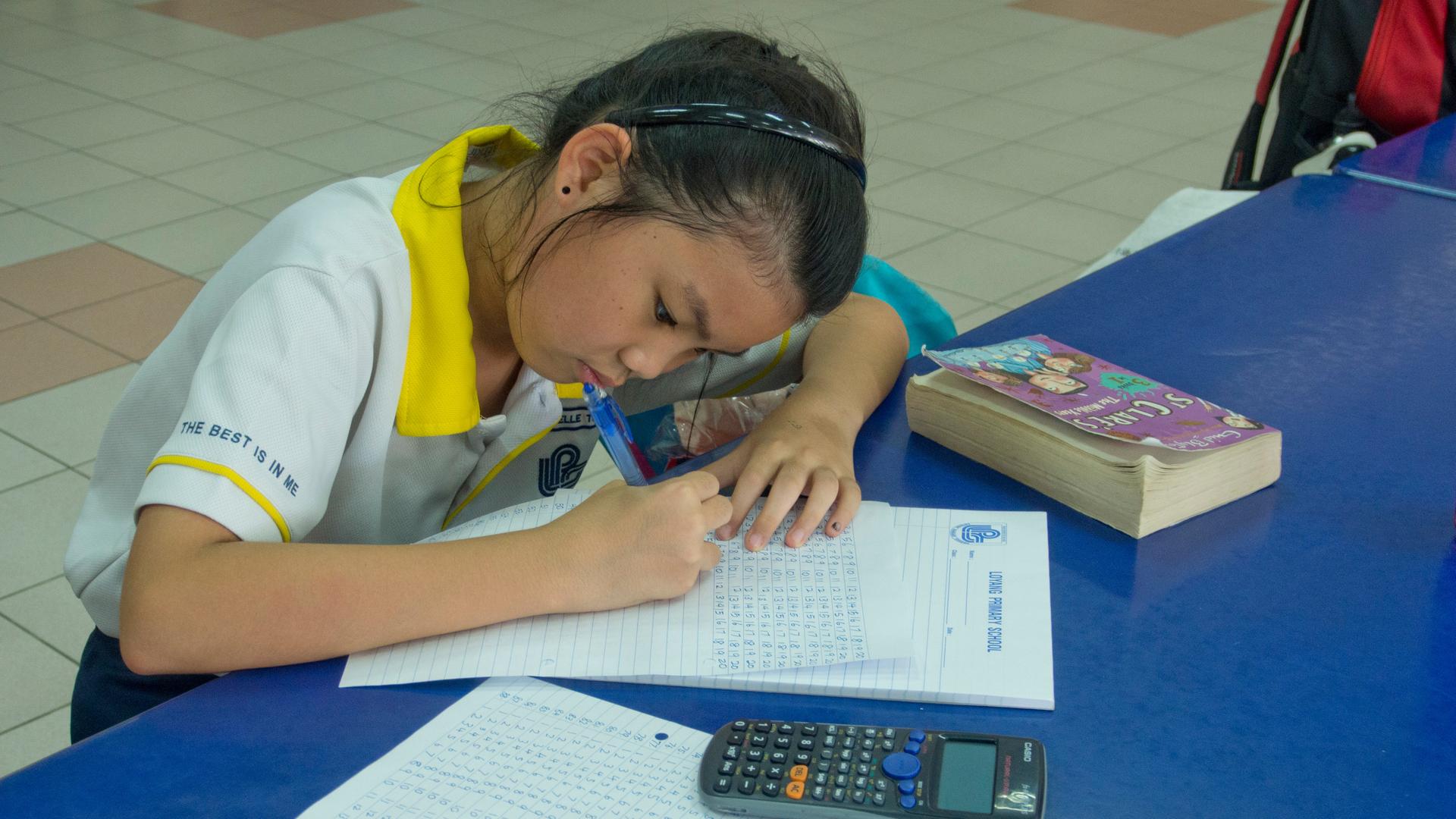 Ein Mädchen bei Matheübungen in einer Grundschule in Singapur.