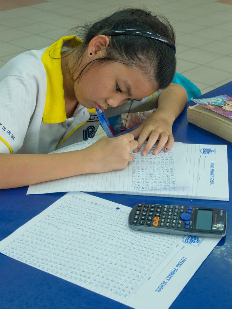 Ein Mädchen bei Matheübungen in einer Grundschule in Singapur.