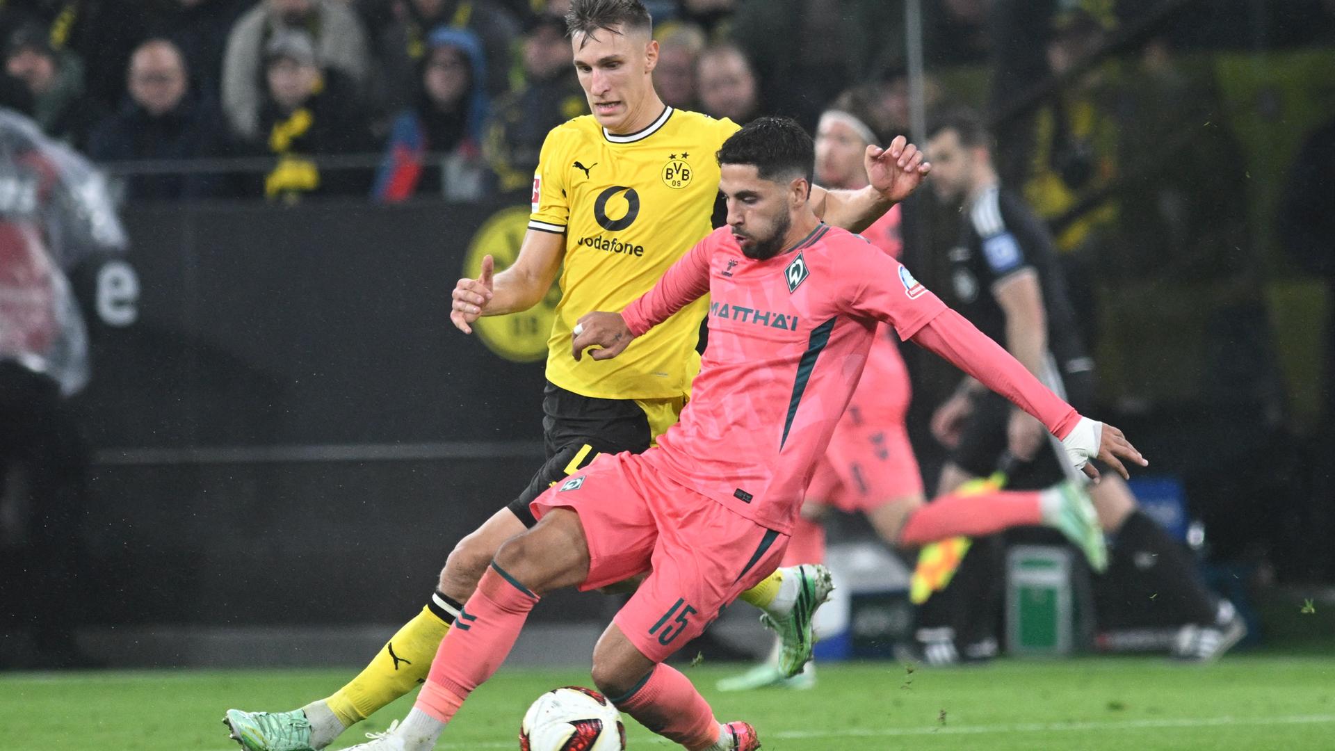 Die Fußballspieler Nico Schlotterbeck (hinten) und Ludovit Reis im Zweikampf