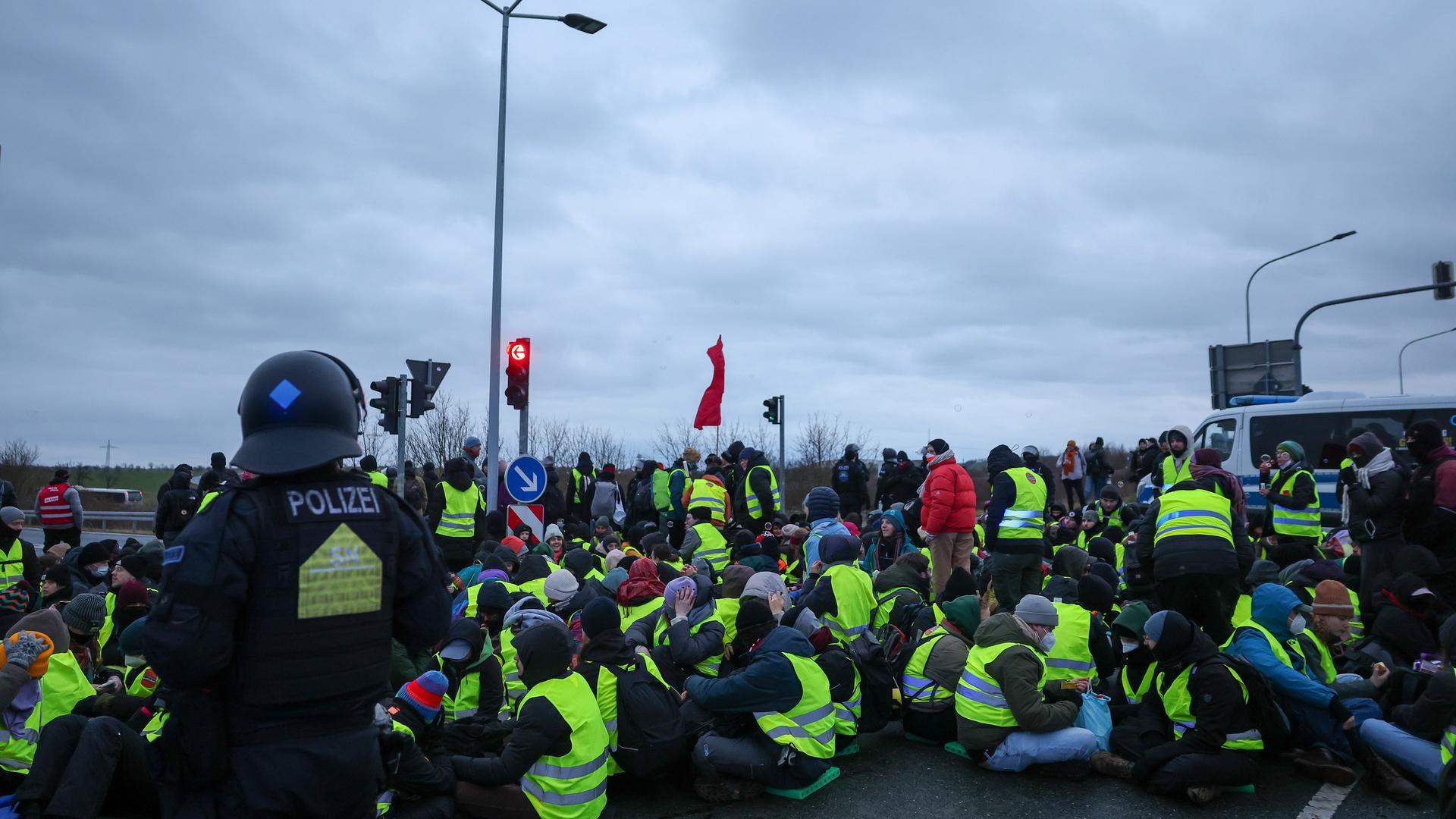 Demonstranten blockieren eine Kreuzung vor dem Bundesparteitag der AfD. 