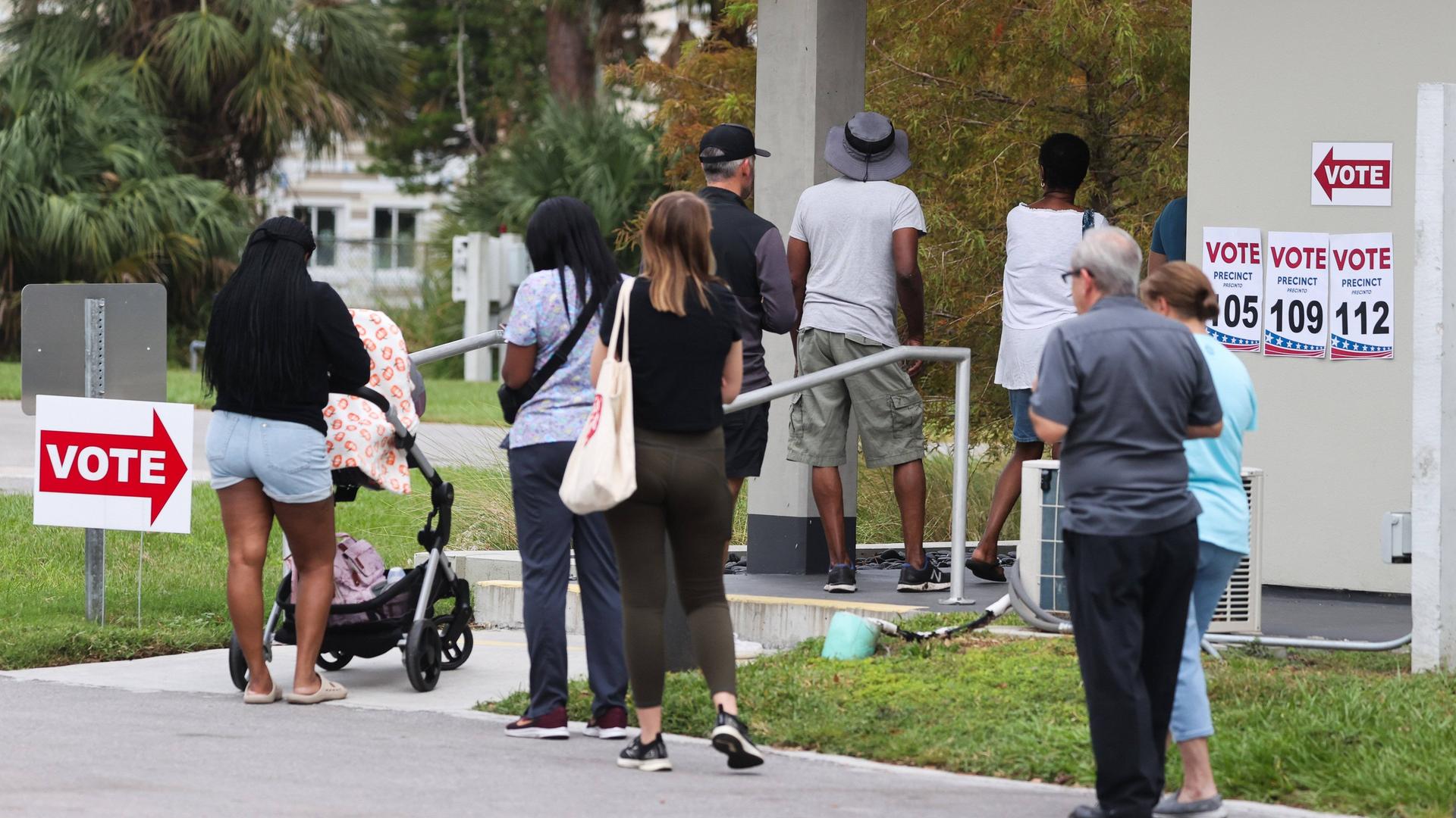 St. Petersburg, Florida, USA: Mehrere Menschen stehen vor einem Gebäude, um ihre Stimmen bei der Präsidentschaftswahl abgeben zu können. St. Petersburg, Florida, USA: Mehrere Menschen stehen vor einem Gebäude, um ihre Stimmen bei der Präsidentschaftswahl abgeben zu können.