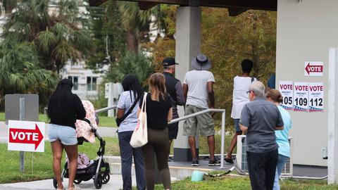 St. Petersburg, Florida, USA: Mehrere Menschen stehen vor einem Gebäude, um ihre Stimmen bei der Präsidentschaftswahl abgeben zu können. 