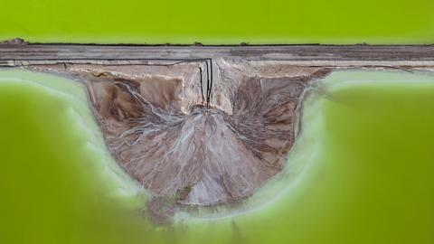 Umgeben von grün scheinender Salzlake wird in Chile Lithium verarbeitet.
