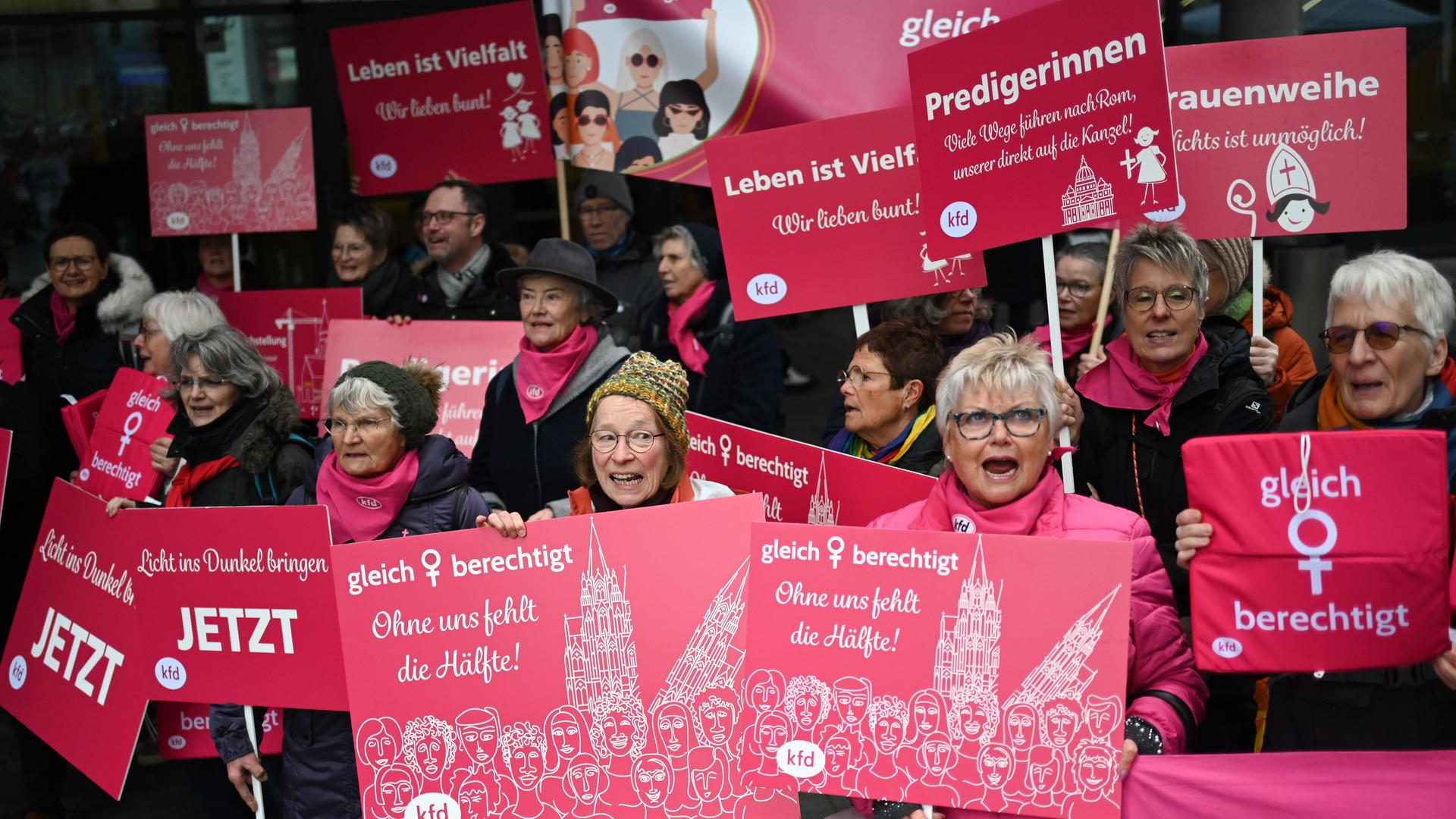 Frankfurt/Main: Frauen der Katholischen Frauengemeinschaft Deutschlands (kfd) demonstrieren am Rande der Synodalversammlung mit Kreuzen und Plakaten für Gleichberechtigung.