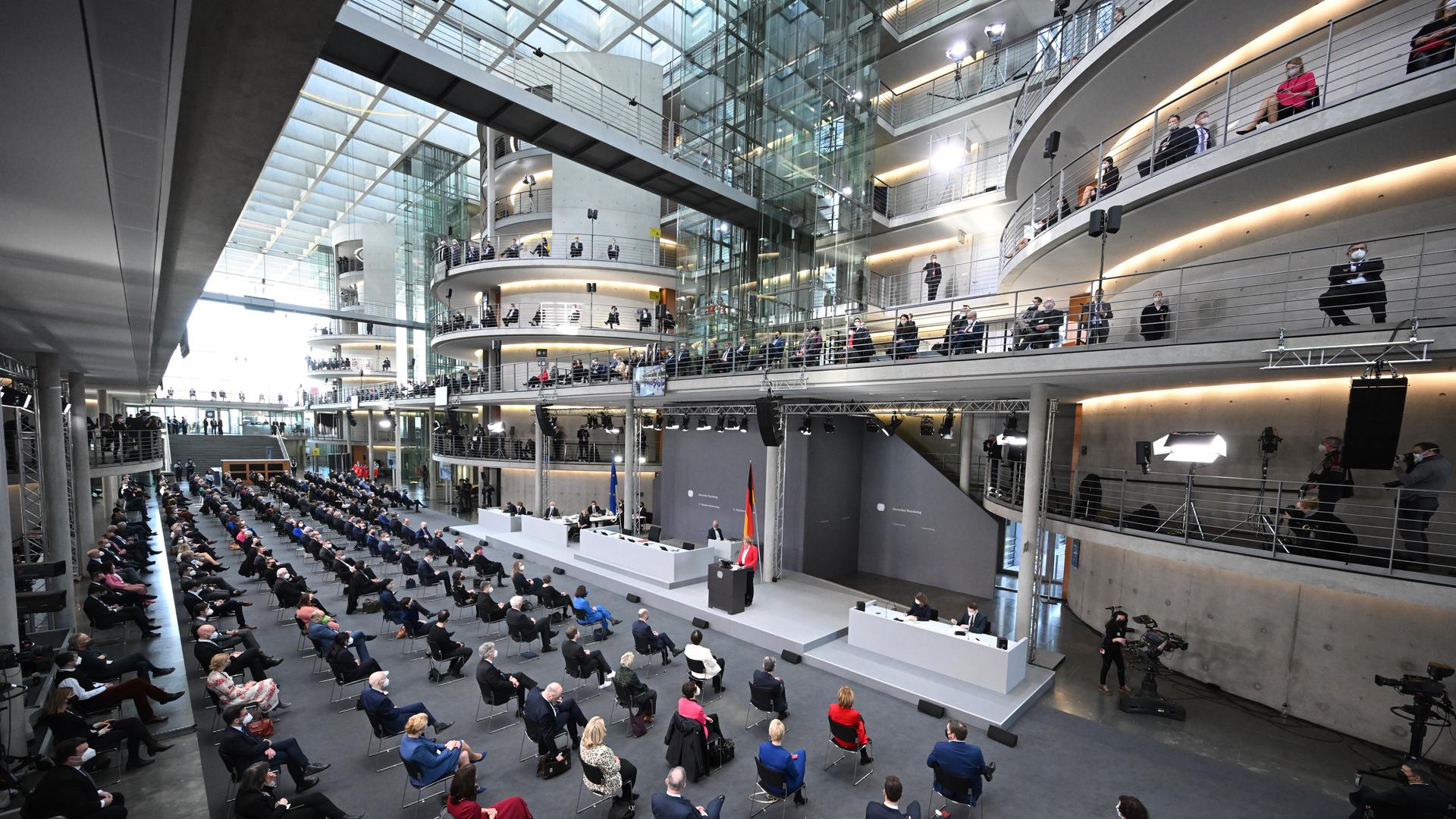 Bärbel Bas, SPD, Bundestagspräsidentin, spricht zu Beginn der Bundesversammlung im Paul-Löbe-Haus. 