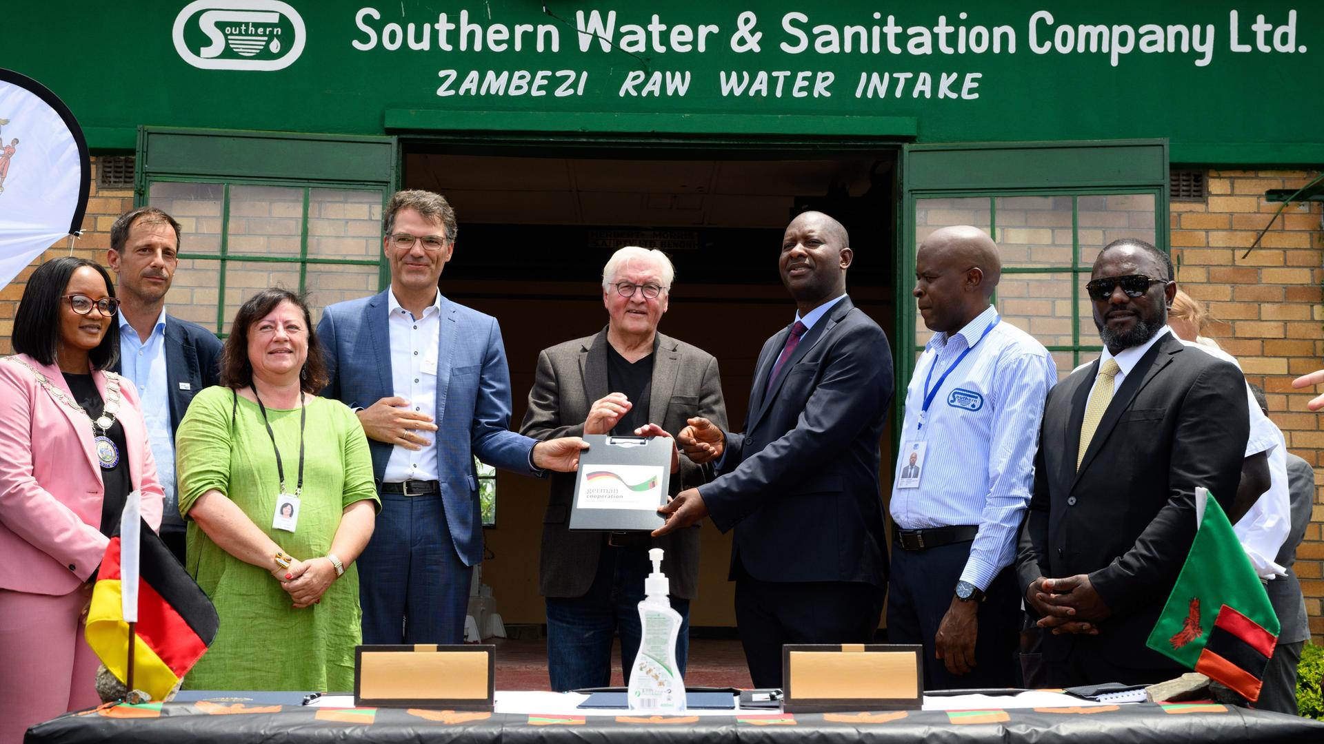 Sambia, Livingstone: Bundespräsident Frank-Walter Steinmeier (M) besucht die Wasserentnahmestelle des regionalen Wasserversorgers am Sambesi-Fluss und nimmt dort an einer Unterzeichnung eines Finanzierungsvertrags zwischen KfW und der sambischen Wasserbehörde teil. Sambia, Livingstone: Bundespräsident Frank-Walter Steinmeier (M) besucht die Wasserentnahmestelle des regionalen Wasserversorgers am Sambesi-Fluss und nimmt dort an einer Unterzeichnung eines Finanzierungsvertrags zwischen KfW und der sambischen Wasserbehörde teil.