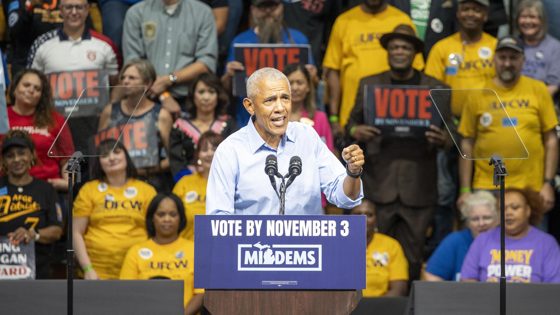 Ex-US-Präsident Obama bei einem Wahlkampfauftritt in Michigan am Rednerpult