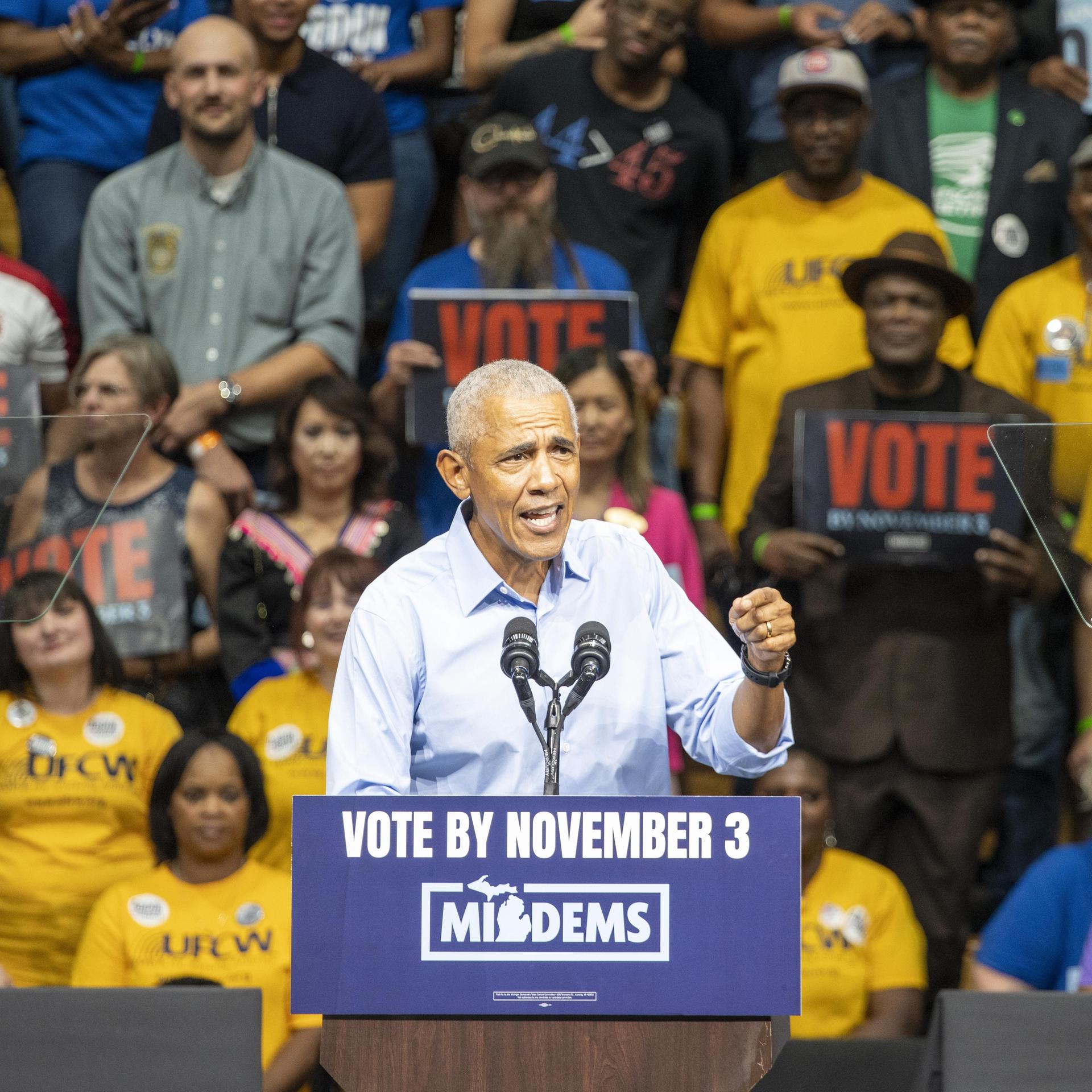 Ex-US-Präsident Obama bei einem Wahlkampfauftritt in Michigan am Rednerpult 