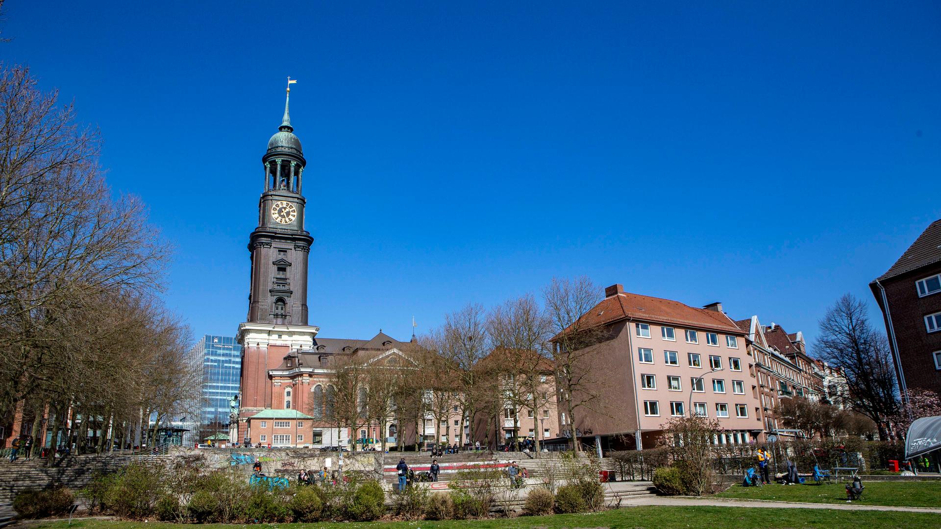 Die evangelische Hauptkirche Sankt Michaelis ( Michel ) ist der bekannteste Kirchenbau von Hamburg und gilt als bedeutendste Barockkirche Norddeutschlands. Die evangelische Hauptkirche Sankt Michaelis ( Michel ) ist der bekannteste Kirchenbau von Hamburg und gilt als bedeutendste Barockkirche Norddeutschlands.