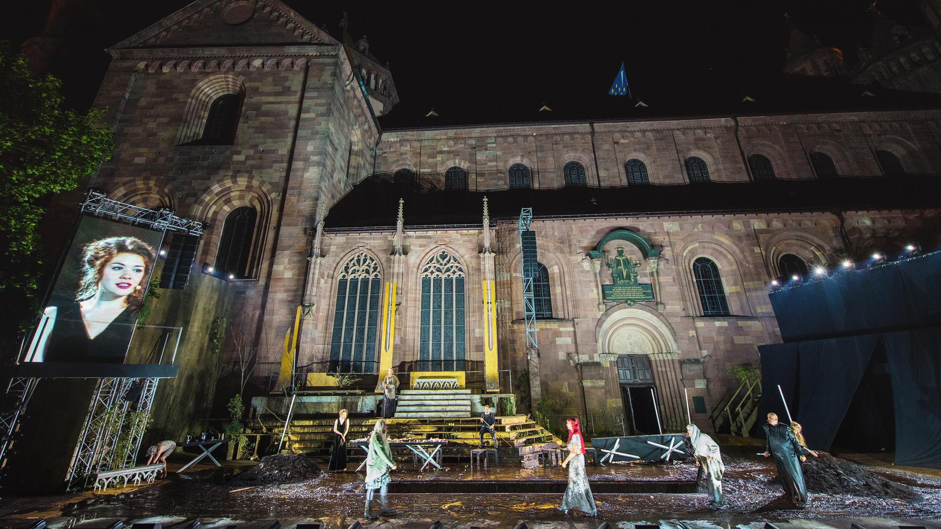 Die Inszenierung "Siegfrieds Erben" im Jahr 2018 in nächtlicher Kulisse vor dem Wormser Kaiserdom.