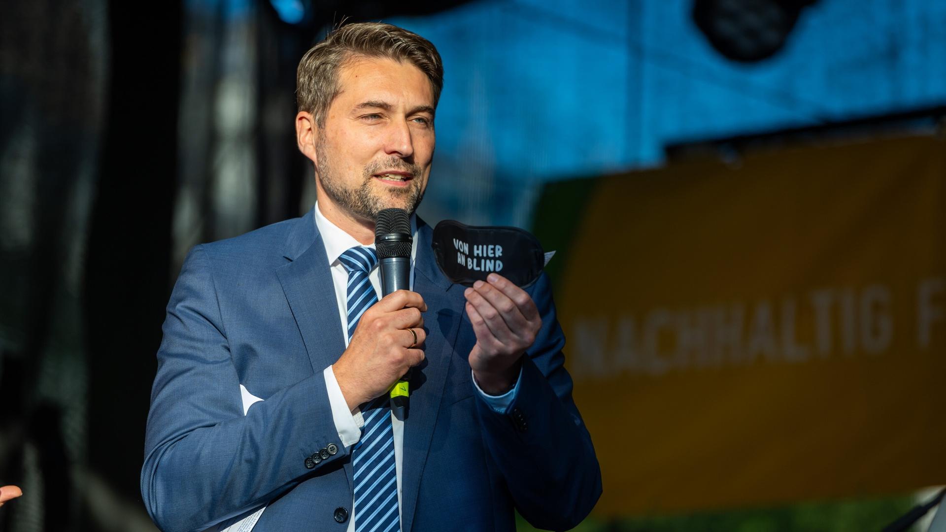 Oberbürgermeister Conradt eröffnet das Altstadtfest in Saarbrücken, er hält ein Mikrofon. Oberbürgermeister Conradt eröffnet das Altstadtfest in Saarbrücken, er hält ein Mikrofon.