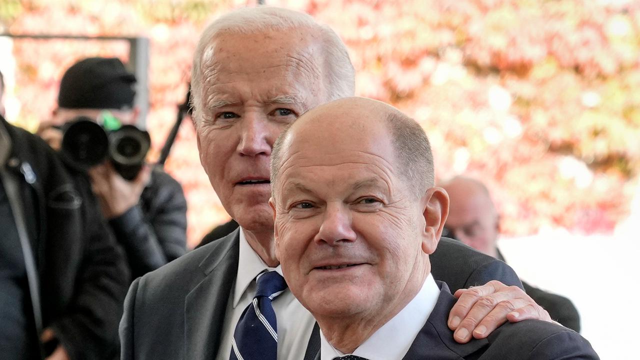 US-Präsident Joe Biden legt seine Hand auf die Schulter von Bundeskanzler Olaf Scholz.