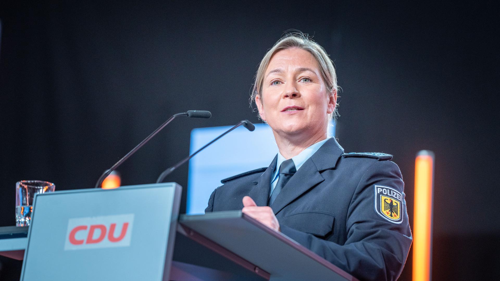 Claudia Pechstein, Olympiasiegerin im Eissschnelllauf, spricht in ihrer Uniform als Bundespolizistin beim CDU-Grundsatzkonvent.