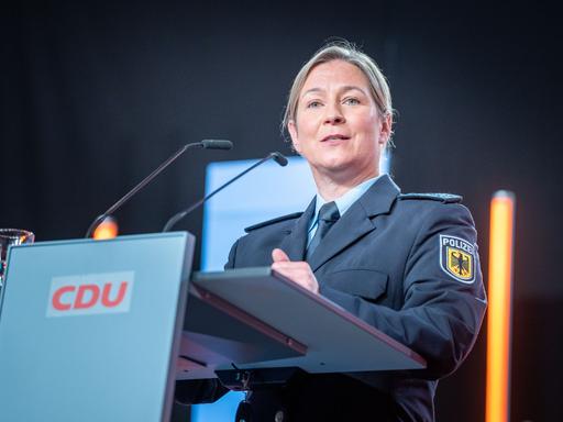 Claudia Pechstein, Olympiasiegerin im Eissschnelllauf, spricht in ihrer Uniform als Bundespolizistin beim CDU-Grundsatzkonvent.