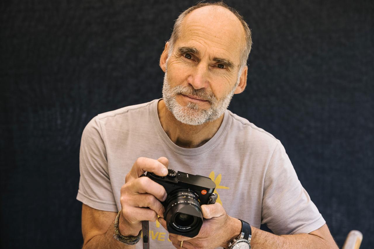 Der Expeditions-Fotograf Klaus Fengler mit einer Leica-Kamera in der Hand