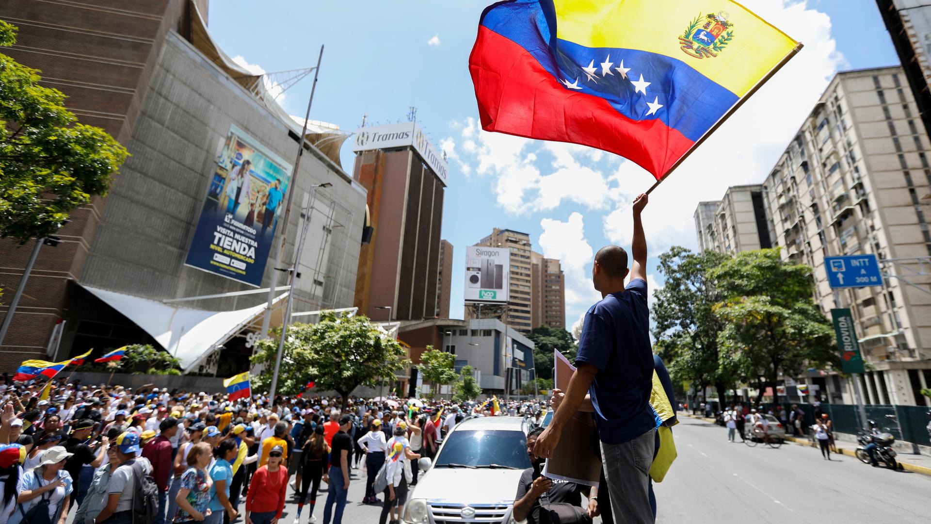 Demonstranten nehmen in Caracas unter anderem mit Flaggen Venezuelas an einer Kundgebung teil. Die Opposition hatte zu der Demonstration aufgerufen, um nach der Wahl gegen Präsident Maduro zu protestieren. 