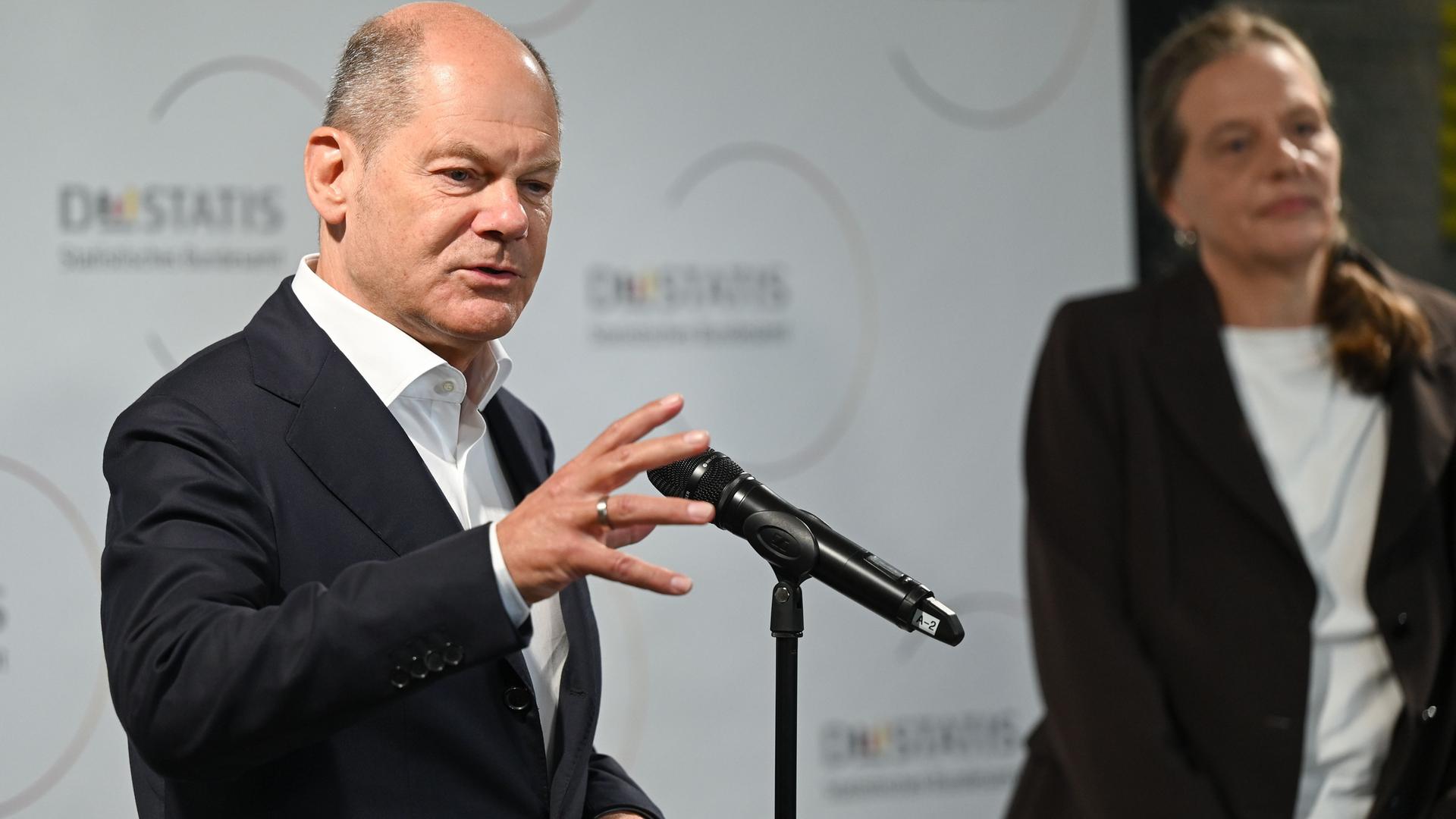 Wiesbaden: Bundeskanzler Olaf Scholz (SPD) gibt im Beisein von Ruth Brand, Präsidentin des Statistischen Bundesamts (Destatis), ein Statement ab. Wiesbaden: Bundeskanzler Olaf Scholz (SPD) gibt im Beisein von Ruth Brand, Präsidentin des Statistischen Bundesamts (Destatis), ein Statement ab.