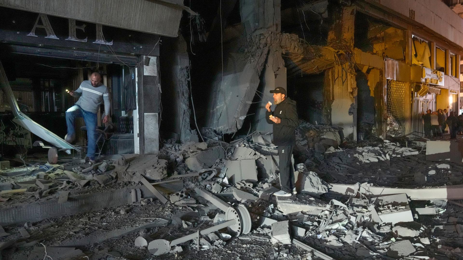 Menschen überprüfen in Beirut eine zerstörte Filiale der Vereinigung Al-Kard Al-Hassan, Finanzinstitut und eine Art Bank der pro-iranischen Hisbollah, die bei einem israelischen Luftangriff getroffen wurde.