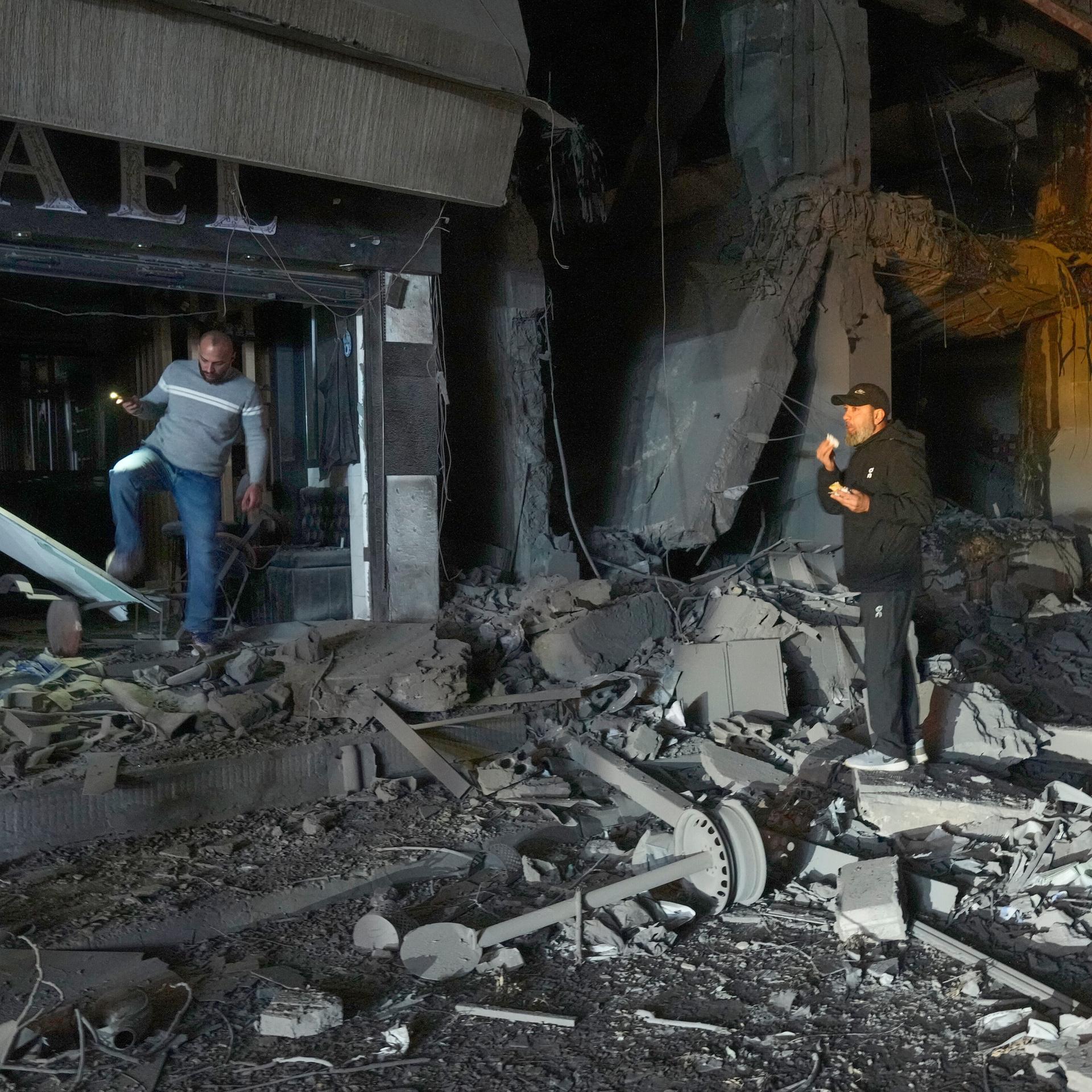 Menschen überprüfen in Beirut eine zerstörte Filiale der Vereinigung Al-Kard Al-Hassan, Finanzinstitut und eine Art Bank der pro-iranischen Hisbollah, die bei einem israelischen Luftangriff getroffen wurde.