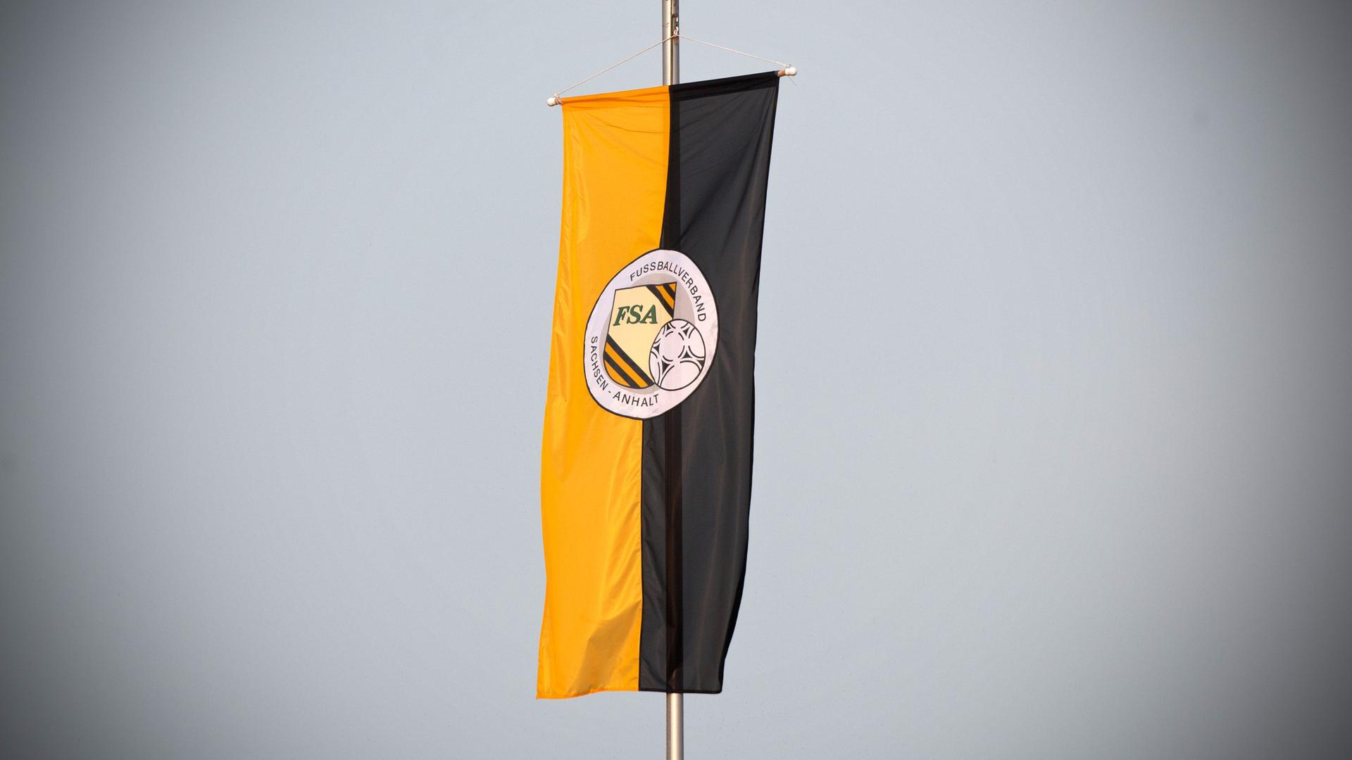 Die Fahne des Fußballverbandes Sachsen-Anhalt (FSA)