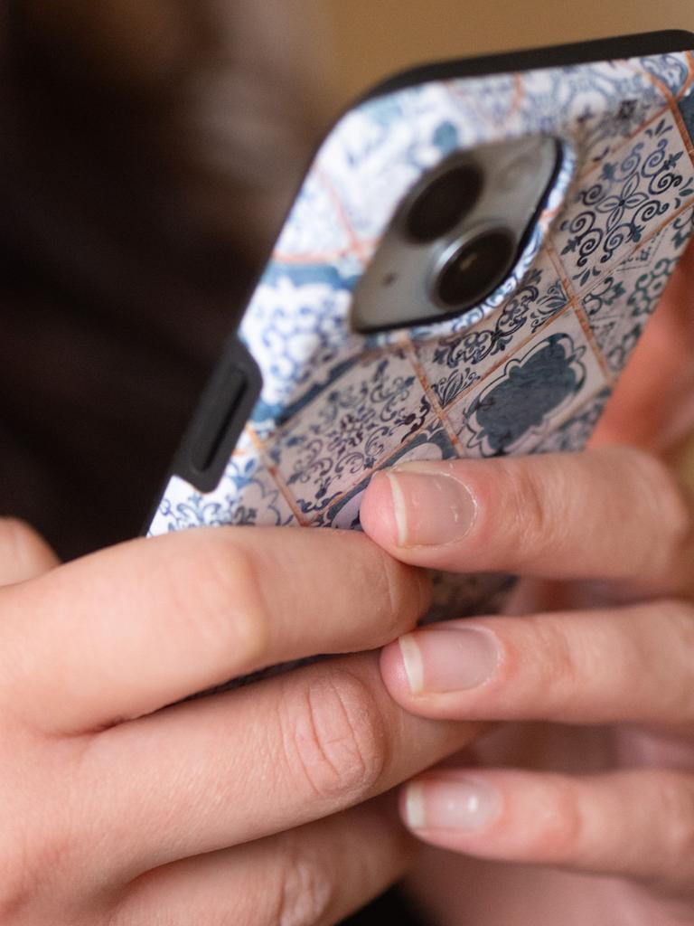 Zwei Hände tippen auf einem Smartphone