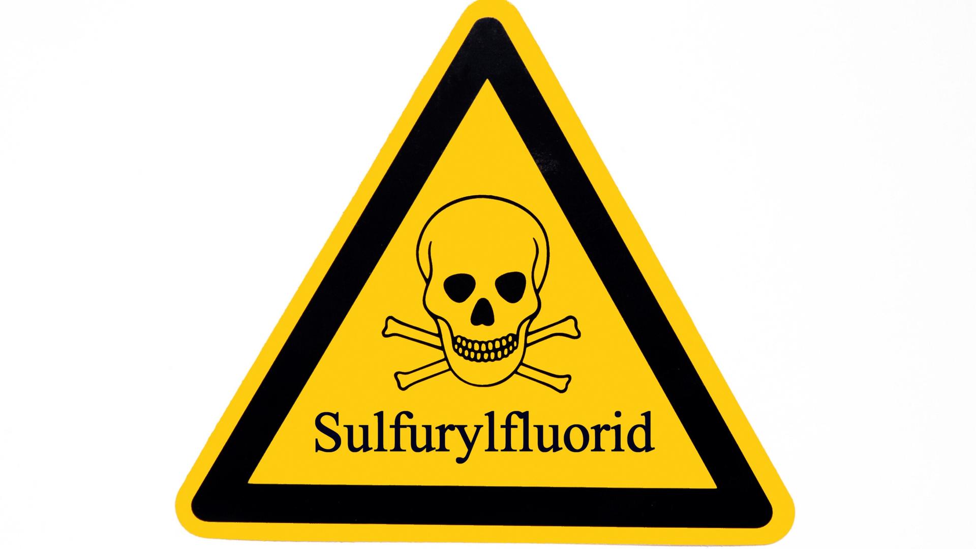 Auf einem Warnschild steht der Schriftzug Sulfurylfluorid. Auf einem Warnschild steht der Schriftzug Sulfurylfluorid.