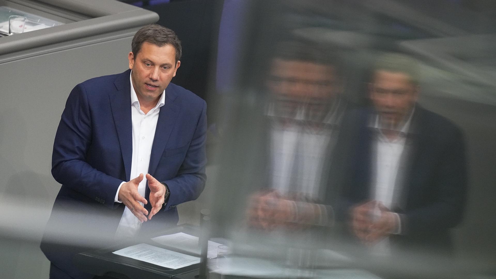 Lars Klingbeil, SPD-Fraktionsvorsitzender, spricht in der 214. Plenarsitzung der 20. Legislaturperiode im Deutschen Bundestag.