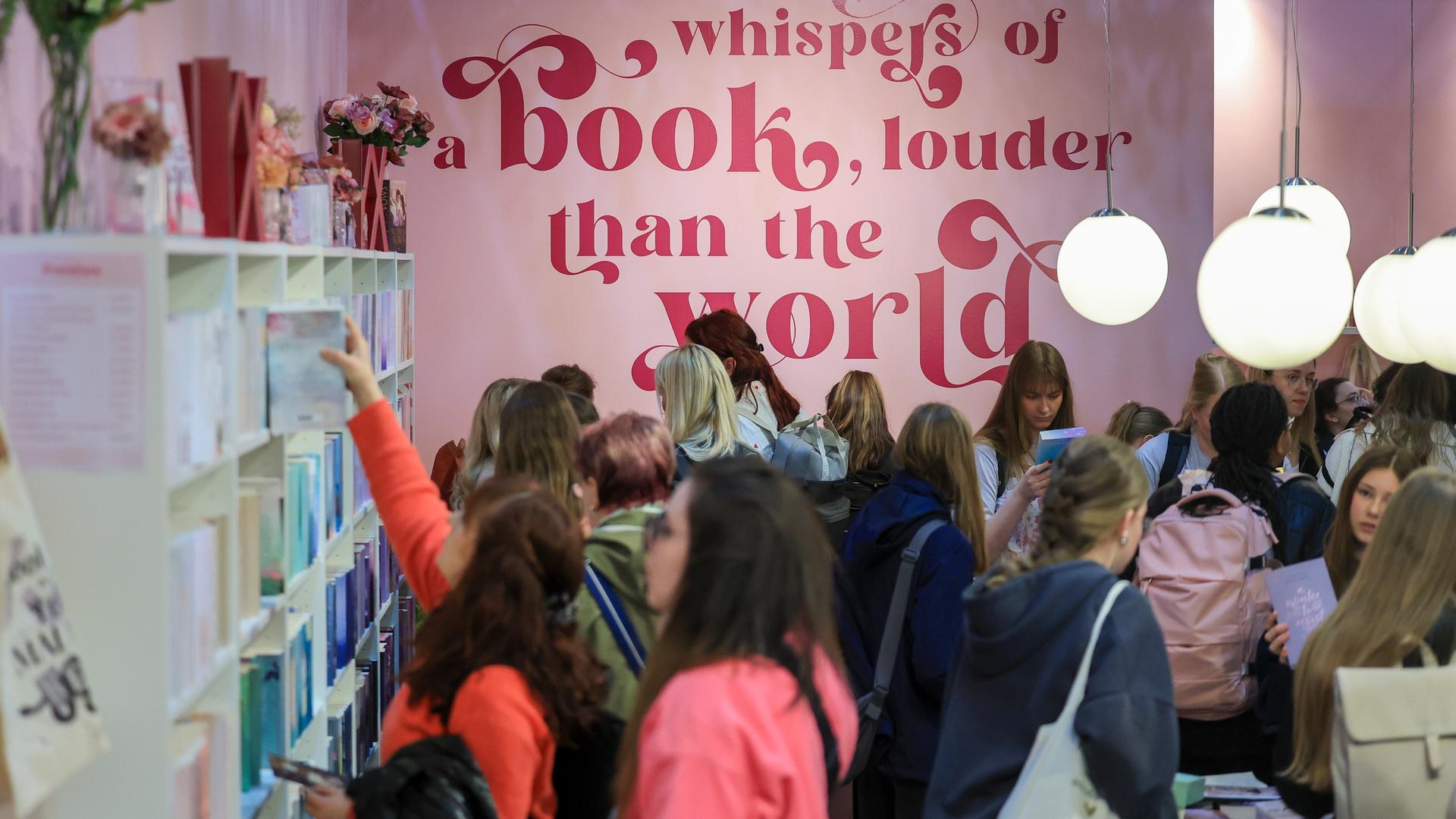 Zahlreiche junge Frauen stöbern am Stand von Lyx mit Young-Adult-Büchern auf der Leipziger Buchmesse. Zahlreiche junge Frauen stöbern am Stand von Lyx mit Young-Adult-Büchern auf der Leipziger Buchmesse.
