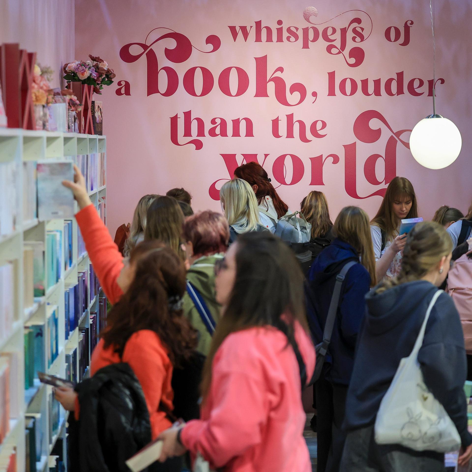 Zahlreiche junge Frauen stöbern am Stand von Lyx mit Young-Adult-Büchern auf der Leipziger Buchmesse.
