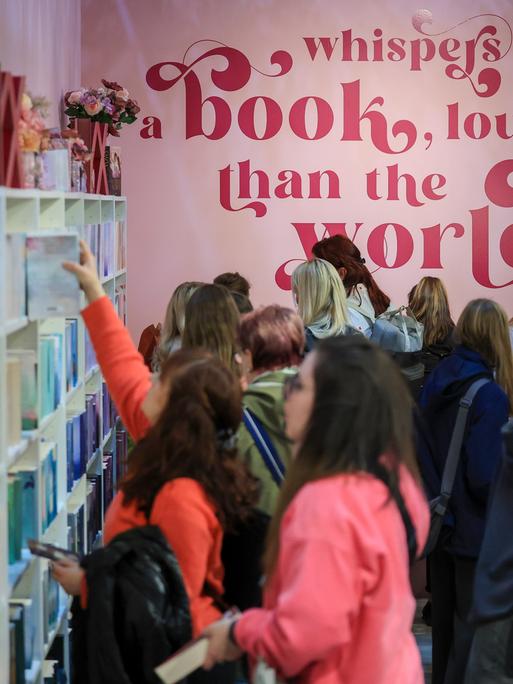 Zahlreiche junge Frauen stöbern am Stand von Lyx mit Young-Adult-Büchern auf der Leipziger Buchmesse.