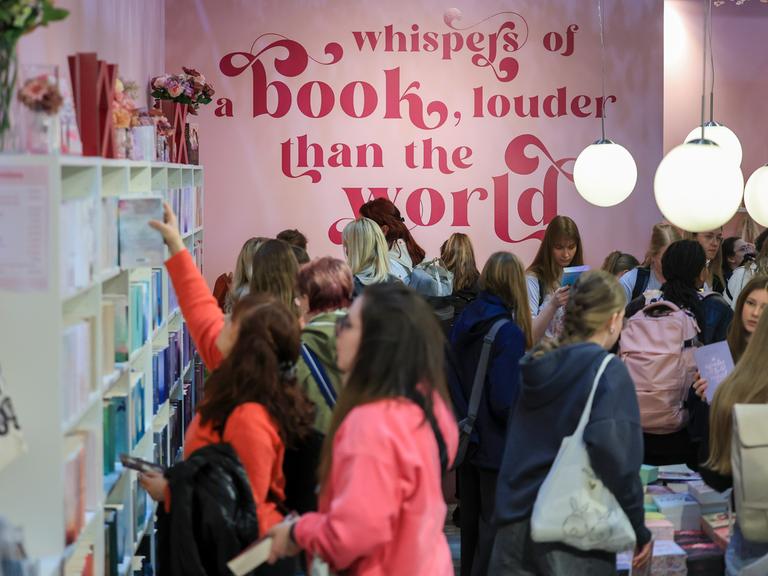 Zahlreiche junge Frauen stöbern am Stand von Lyx mit Young-Adult-Büchern auf der Leipziger Buchmesse.