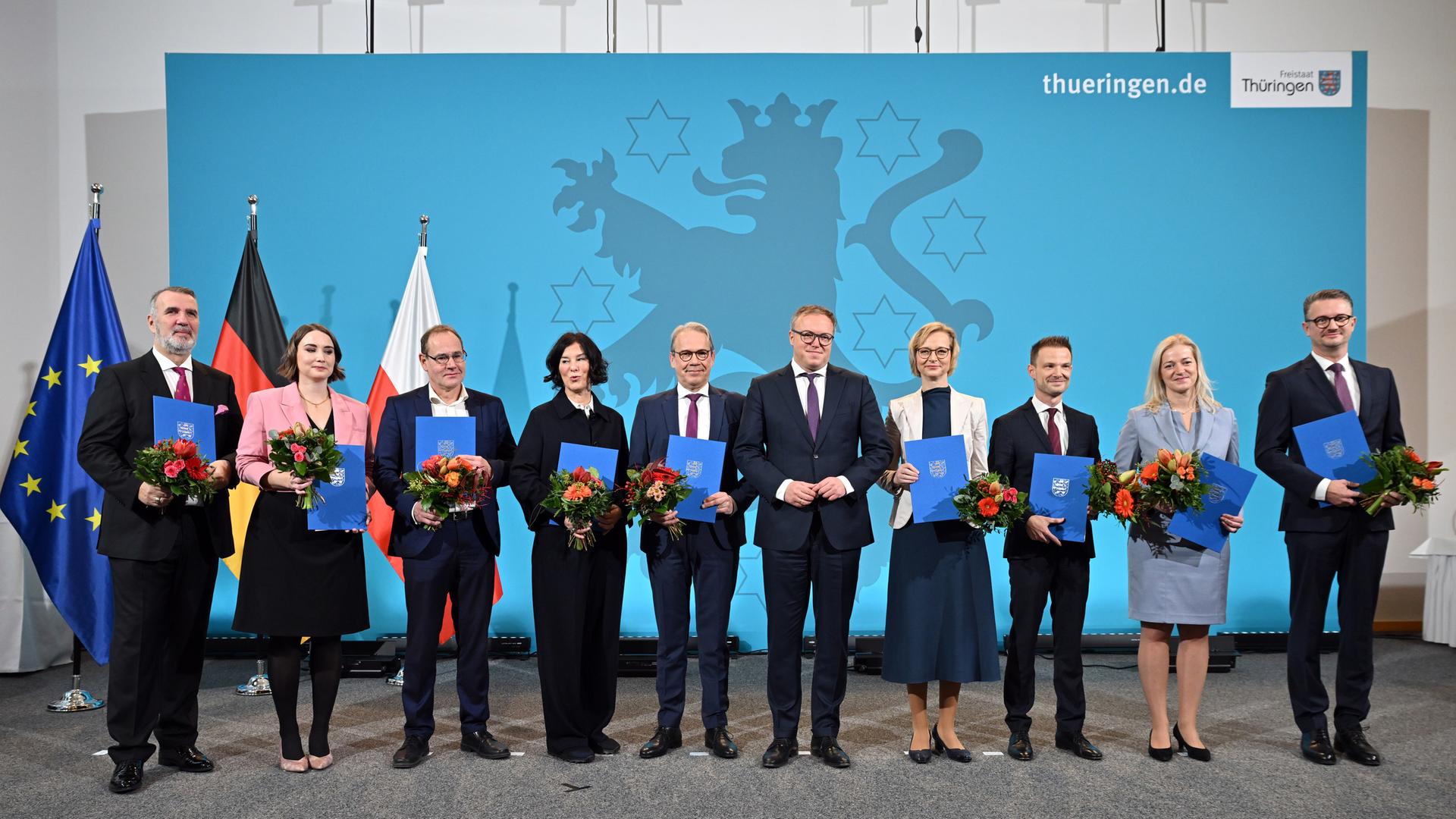 Gruppenbild der neuen Landesregierung in Thüringen während der Ernennung vor der Landtagssitzung. 