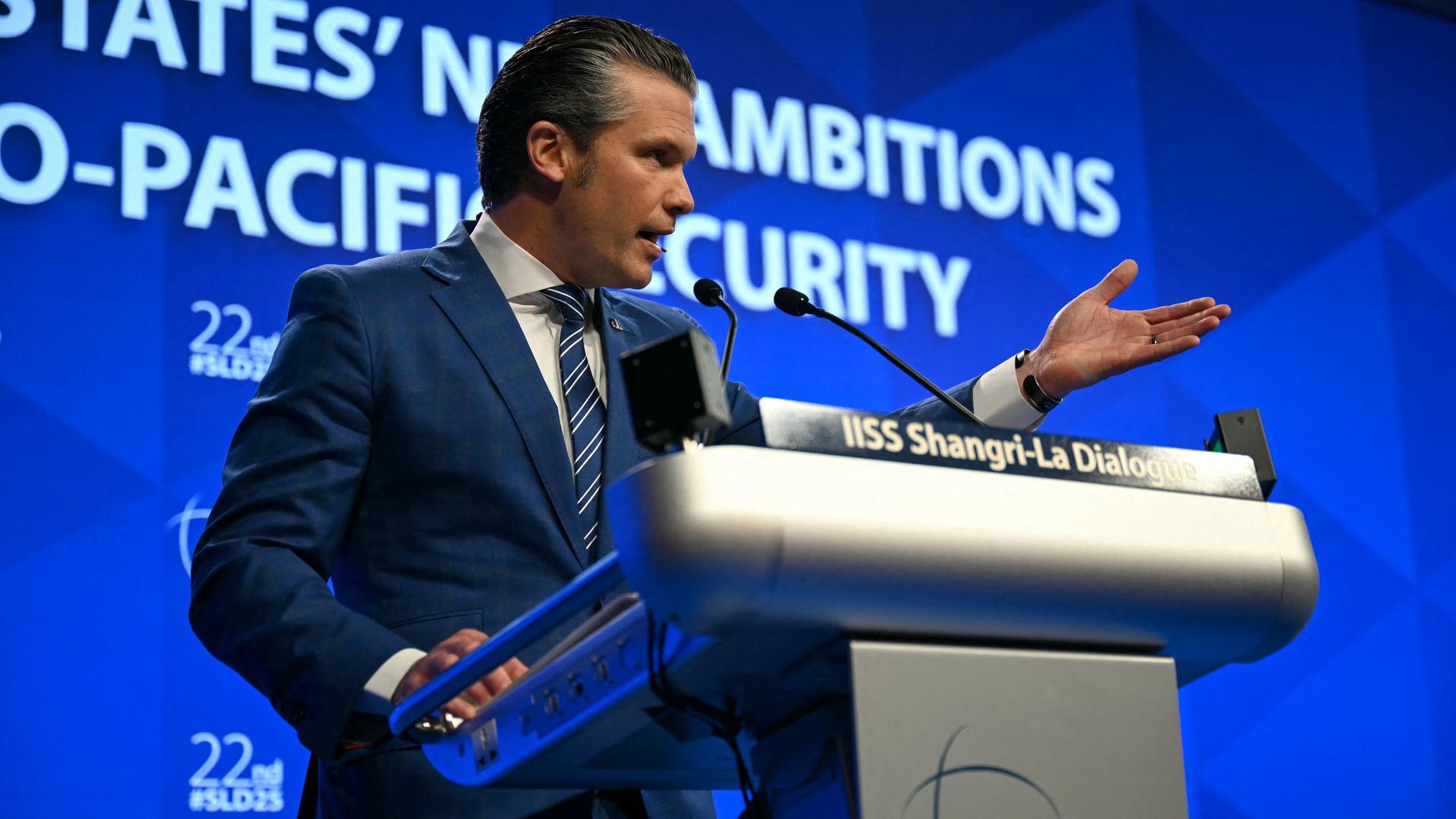 US-Verteidigungsminister Pete Hegseth spricht bei der Sicherheitskonferenz Shangri-La-Dialog in Singapur.