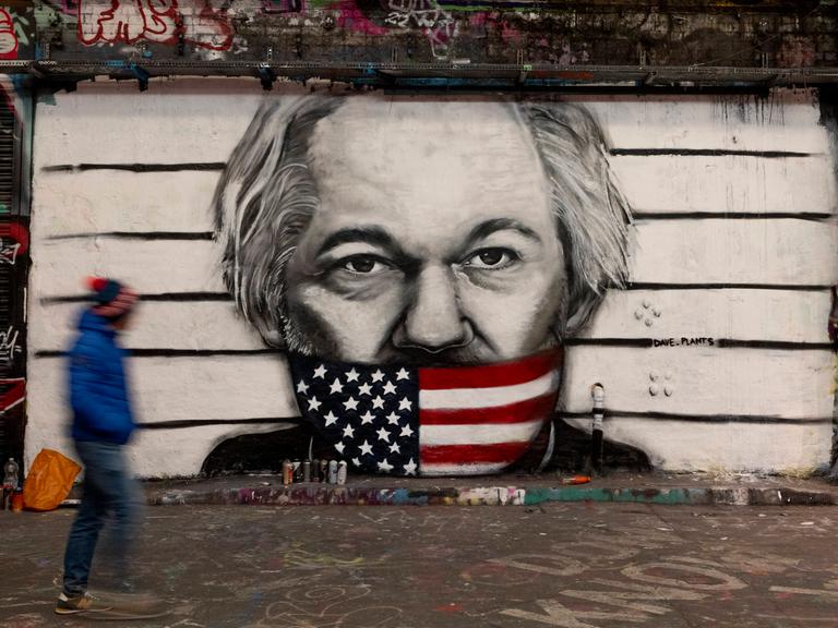 Julian-Assange-Graffiti in London, Leake Street